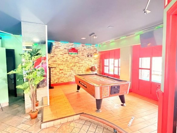 2 Bath Commercial in Torrevieja - Caza De Casa