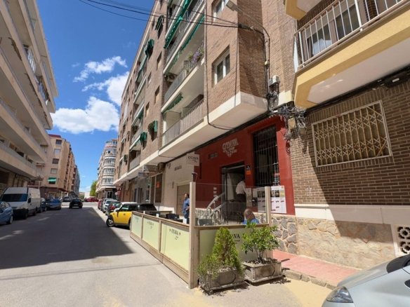 Commercial in Torrevieja - Caza De Casa