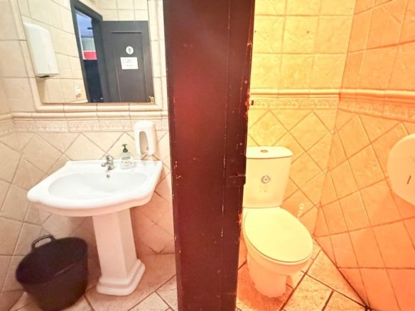 2 Bath Commercial in Torrevieja - Caza De Casa