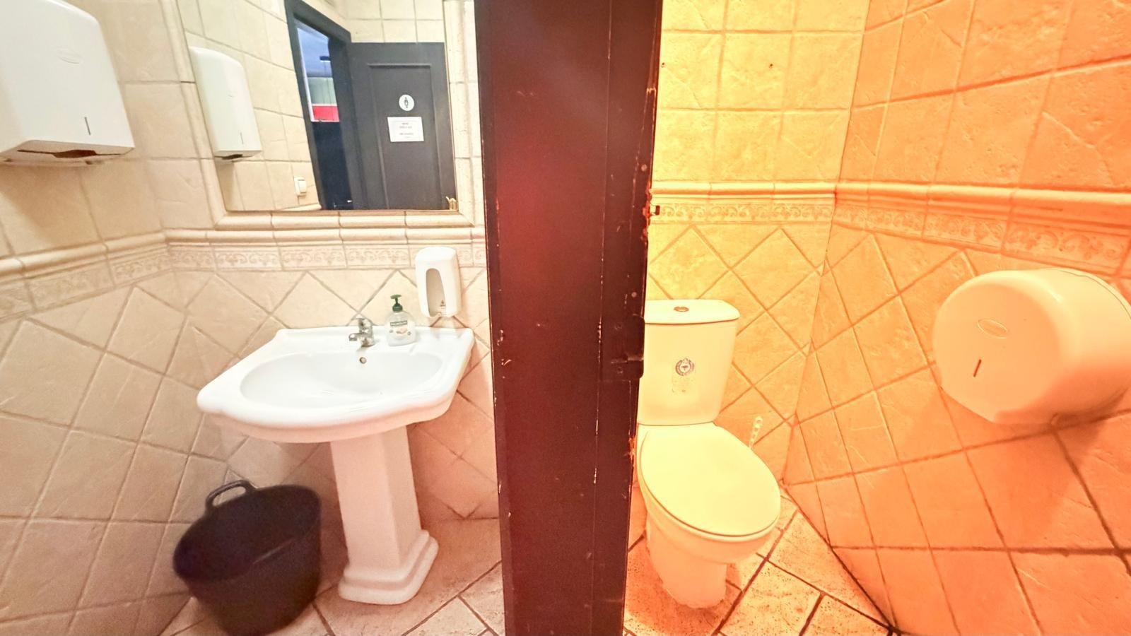 2 Bath Commercial in Torrevieja - Caza De Casa