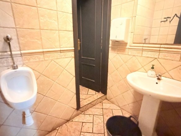 2 Bath Commercial in Torrevieja - Caza De Casa