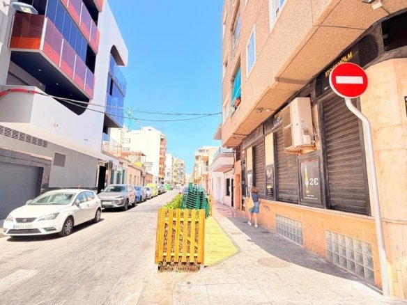2 Bath Commercial in Torrevieja - Caza De Casa