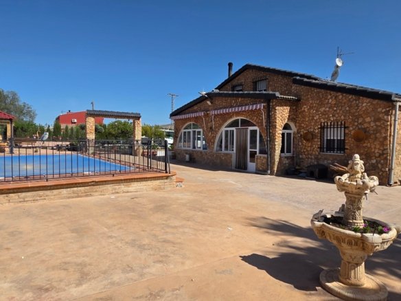 6 Bedroom 3 Bathroom Country House in Yecla - Caza De Casa