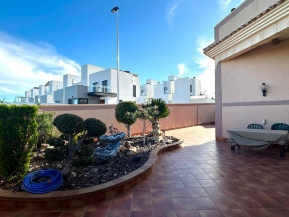 4 Bedroom 3 Bathroom Town House in Torrevieja - Caza De Casa