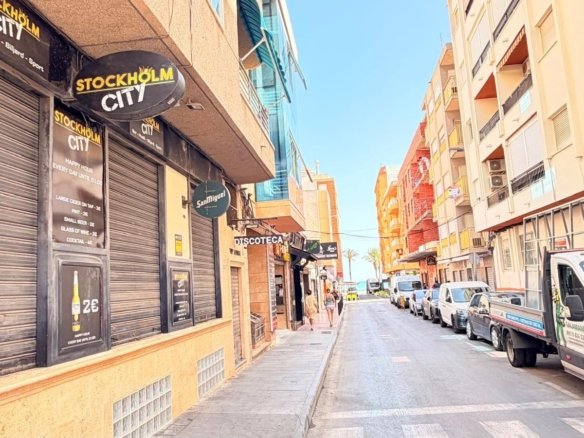 2 Bath Commercial in Torrevieja - Caza De Casa