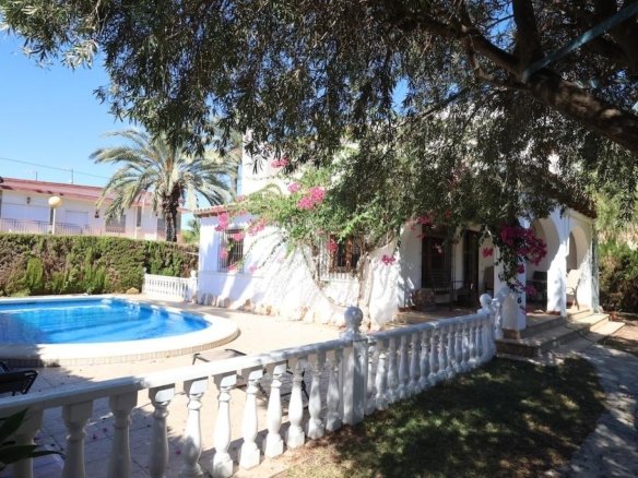 4 Bedroom 2 Bathroom Villa in Orihuela Costa - Caza De Casa