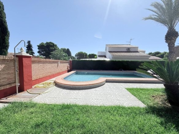 5 Bed 3 Bath Villa in Campoamor - Caza De Casa
