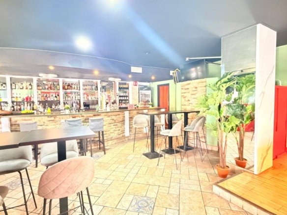 2 Bath Commercial in Torrevieja - Caza De Casa
