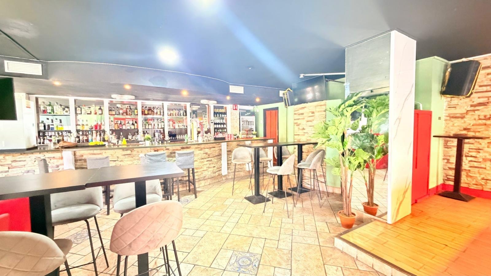 2 Bath Commercial in Torrevieja - Caza De Casa