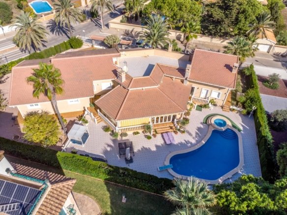 3 Bedroom 4 Bathroom Villa in Cabo Roig - Caza De Casa
