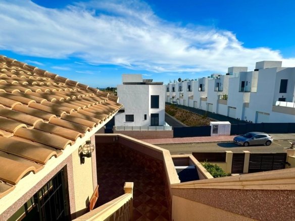 4 Bedroom 3 Bathroom Town House in Torrevieja - Caza De Casa