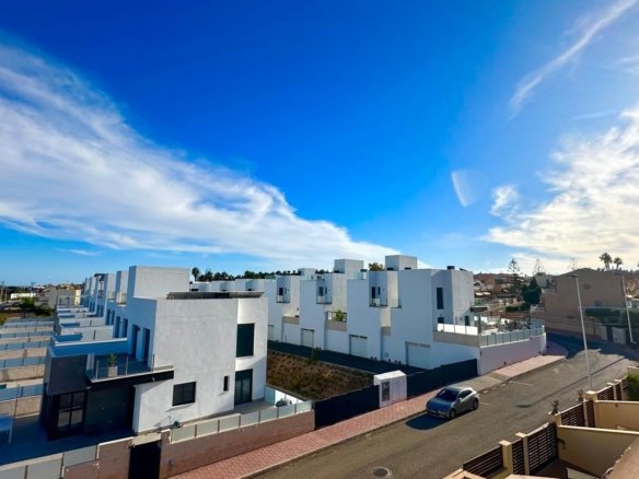 4 Bedroom 3 Bathroom Town House in Torrevieja - Caza De Casa
