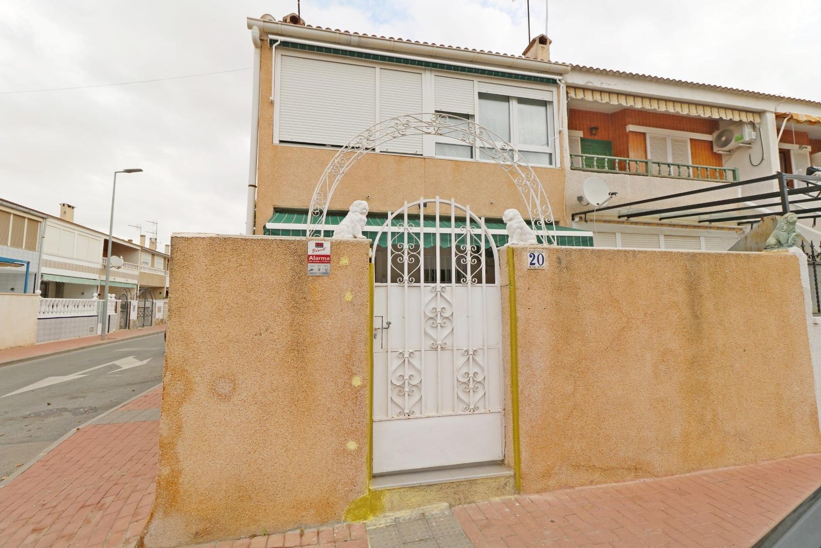 3 Bedroom 2 Bathroom Town House in Torrevieja - Caza De Casa