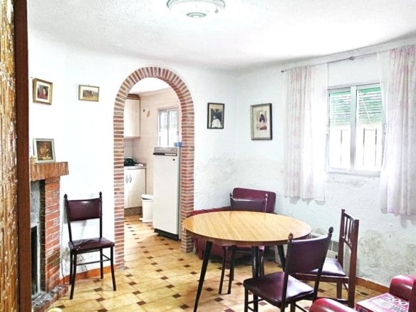 7 Bedroom 2 Bathroom Villa in Arenas Del Rey - Caza De Casa