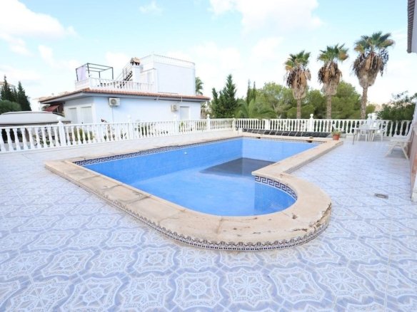 5 Bedroom 4 Bathroom Villa in Orihuela Costa - Caza De Casa