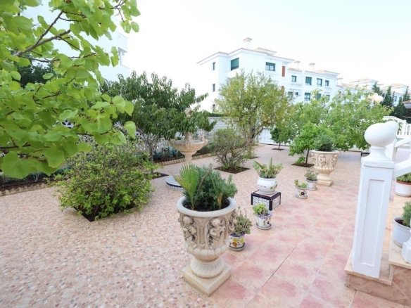 5 Bedroom 4 Bathroom Villa in Orihuela Costa - Caza De Casa
