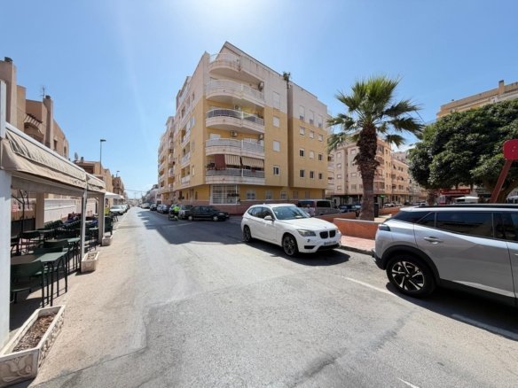 Commercial in Torrevieja - Caza De Casa