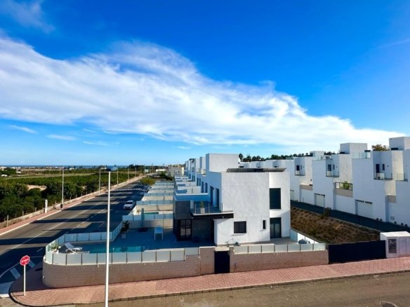 4 Bedroom 3 Bathroom Town House in Torrevieja - Caza De Casa