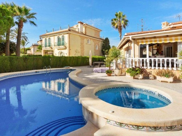 3 Bedroom 4 Bathroom Villa in Cabo Roig - Caza De Casa