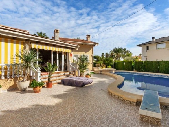 3 Bedroom 4 Bathroom Villa in Cabo Roig - Caza De Casa