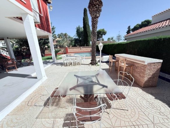 5 Bed 3 Bath Villa in Campoamor - Caza De Casa