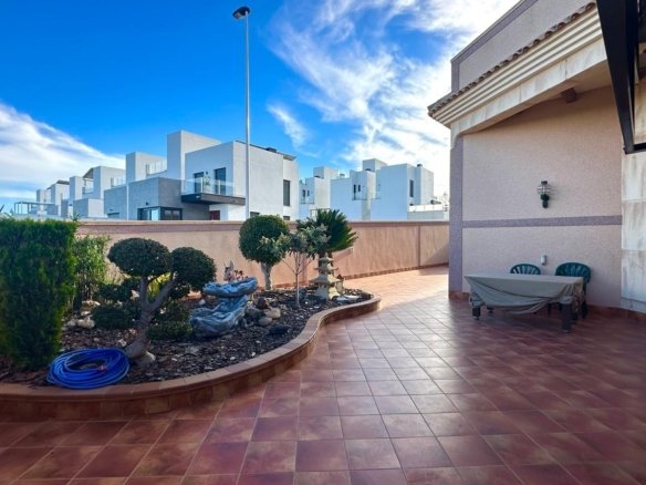 4 Bedroom 3 Bathroom Town House in Torrevieja - Caza De Casa