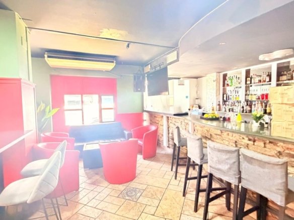 2 Bath Commercial in Torrevieja - Caza De Casa