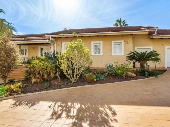 3 Bedroom 4 Bathroom Villa in Cabo Roig - Caza De Casa