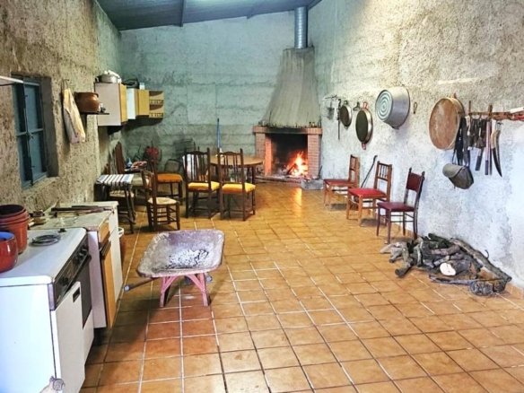 7 Bedroom 2 Bathroom Villa in Arenas Del Rey - Caza De Casa