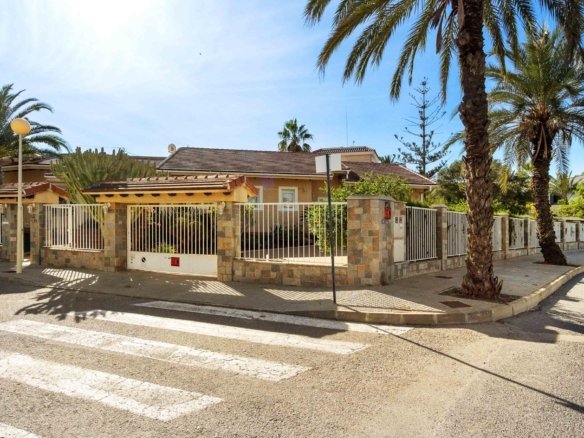 3 Bedroom 4 Bathroom Villa in Cabo Roig - Caza De Casa