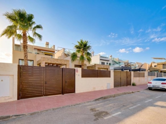 3 Bedroom 3 Bathroom Villa in Ciudad Quesada - Caza De Casa