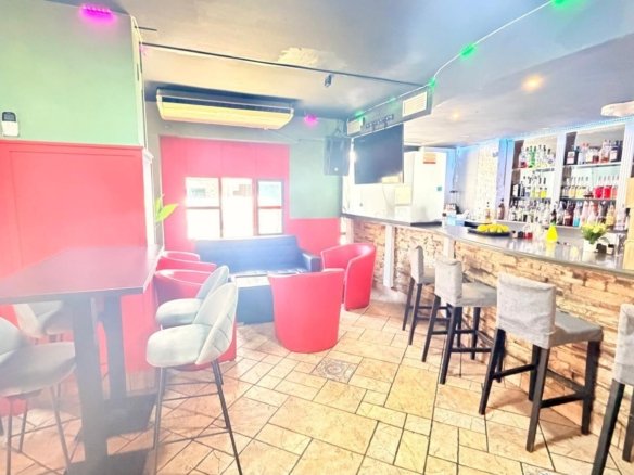 2 Bath Commercial in Torrevieja - Caza De Casa