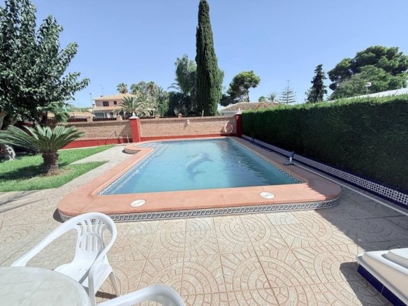 5 Bed 3 Bath Villa in Campoamor - Caza De Casa