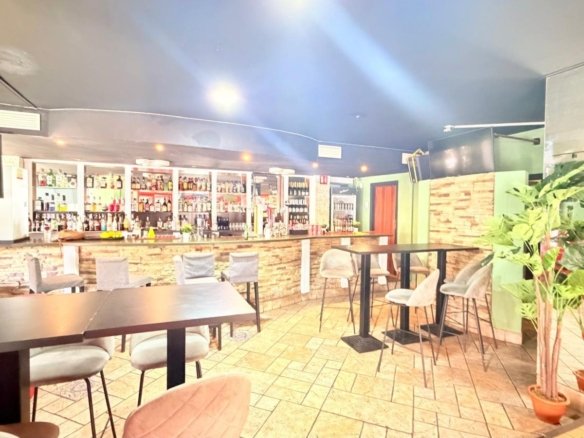 2 Bath Commercial in Torrevieja - Caza De Casa