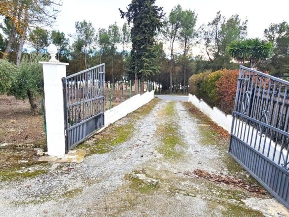 7 Bedroom 2 Bathroom Villa in Arenas Del Rey - Caza De Casa
