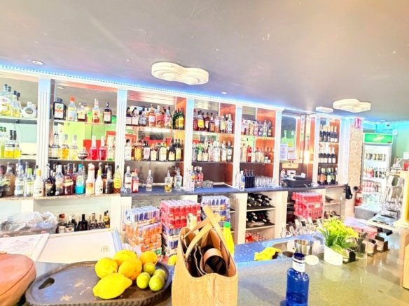2 Bath Commercial in Torrevieja - Caza De Casa