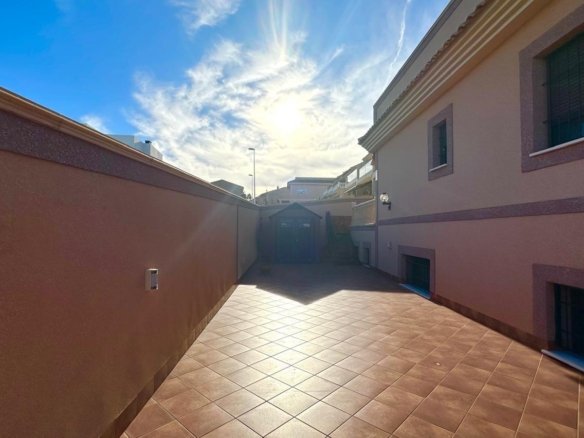 4 Bedroom 3 Bathroom Town House in Torrevieja - Caza De Casa