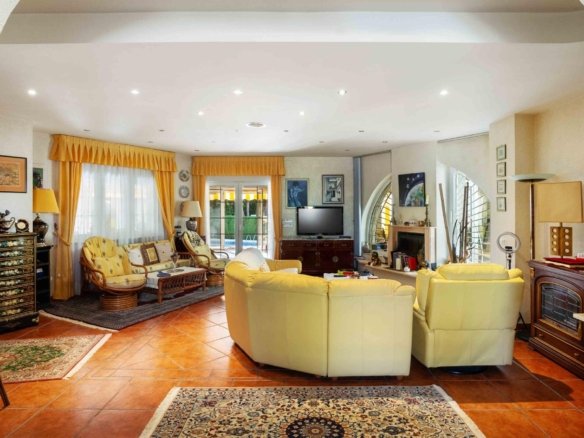 3 Bedroom 4 Bathroom Villa in Cabo Roig - Caza De Casa