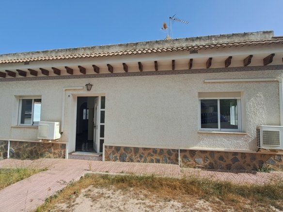 5 Bed 2 Bath Villa in Villamartin - Caza De Casa