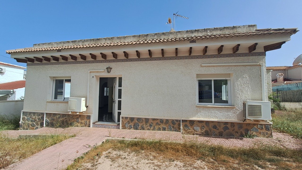 5 Bedroom 2 Bathroom Villa in Villamartin - Caza De Casa