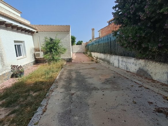 5 Bedroom 2 Bathroom Villa in Villamartin - Caza De Casa