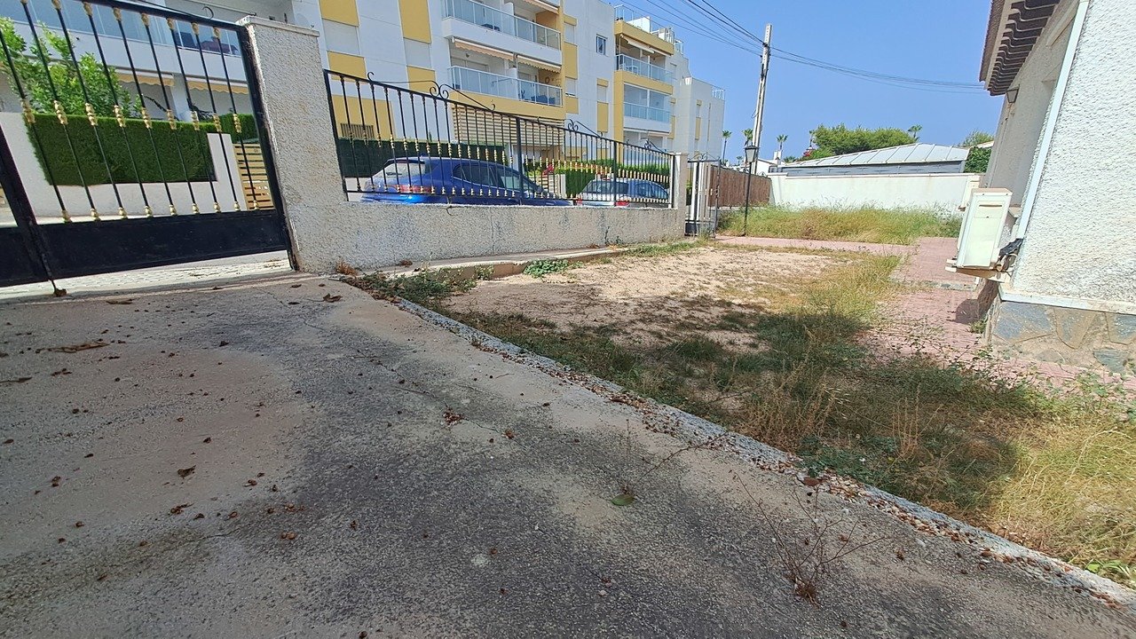 20230710_174121_xlarge 5 Bedroom 2 Bathroom Villa in Villamartin - Caza De Casa