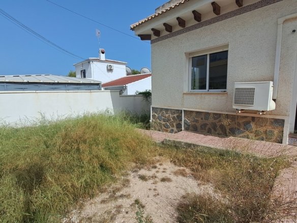 5 Bedroom 2 Bathroom Villa in Villamartin - Caza De Casa