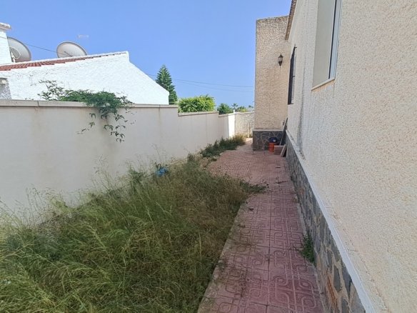 5 Bedroom 2 Bathroom Villa in Villamartin - Caza De Casa