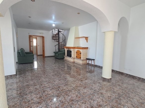 5 Bedroom 2 Bathroom Villa in Villamartin - Caza De Casa