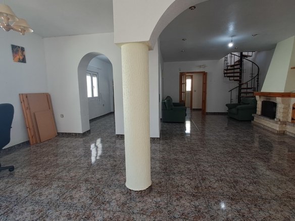 5 Bedroom 2 Bathroom Villa in Villamartin - Caza De Casa