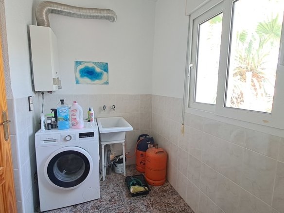 5 Bedroom 2 Bathroom Villa in Villamartin - Caza De Casa
