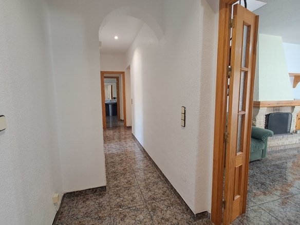 5 Bedroom 2 Bathroom Villa in Villamartin - Caza De Casa