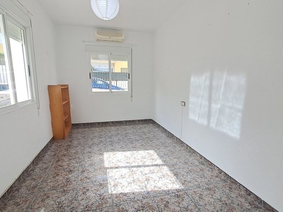 5 Bedroom 2 Bathroom Villa in Villamartin - Caza De Casa