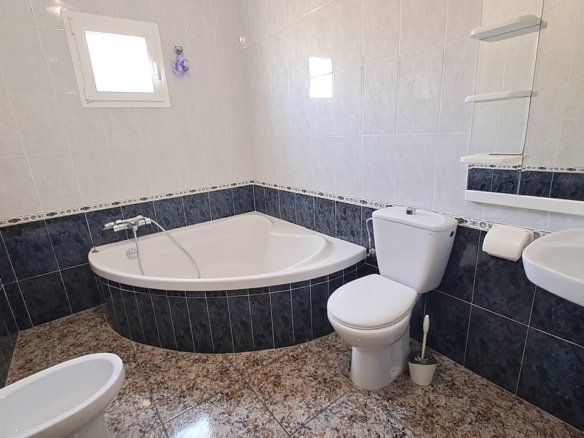 5 Bedroom 2 Bathroom Villa in Villamartin - Caza De Casa